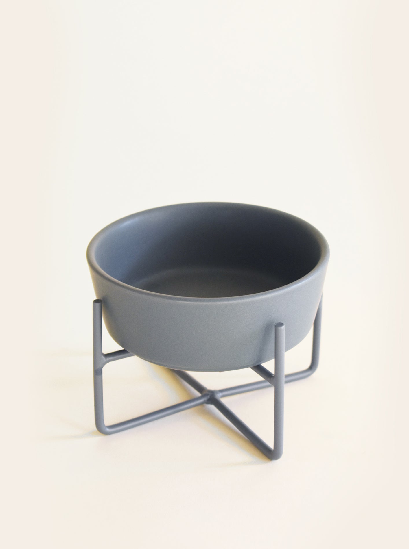 SIMPLE SOLID RAISED BOWL