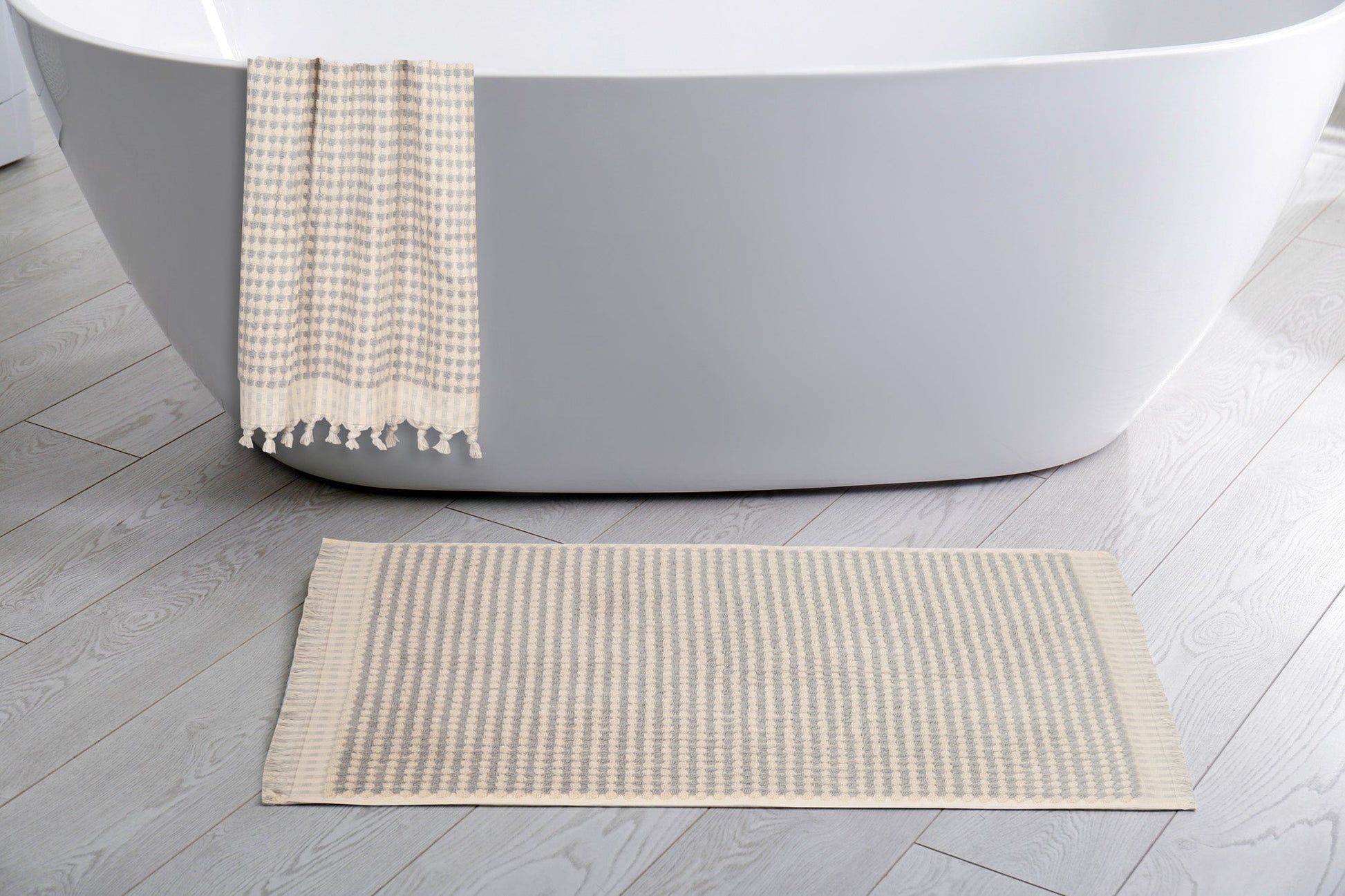 Dots 4 Piece Terry Towel Set with Bath Mat