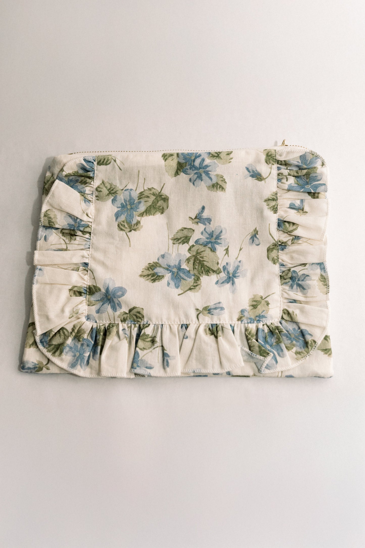Vintage-Inspired Floral Pouch- Fleurs bleues