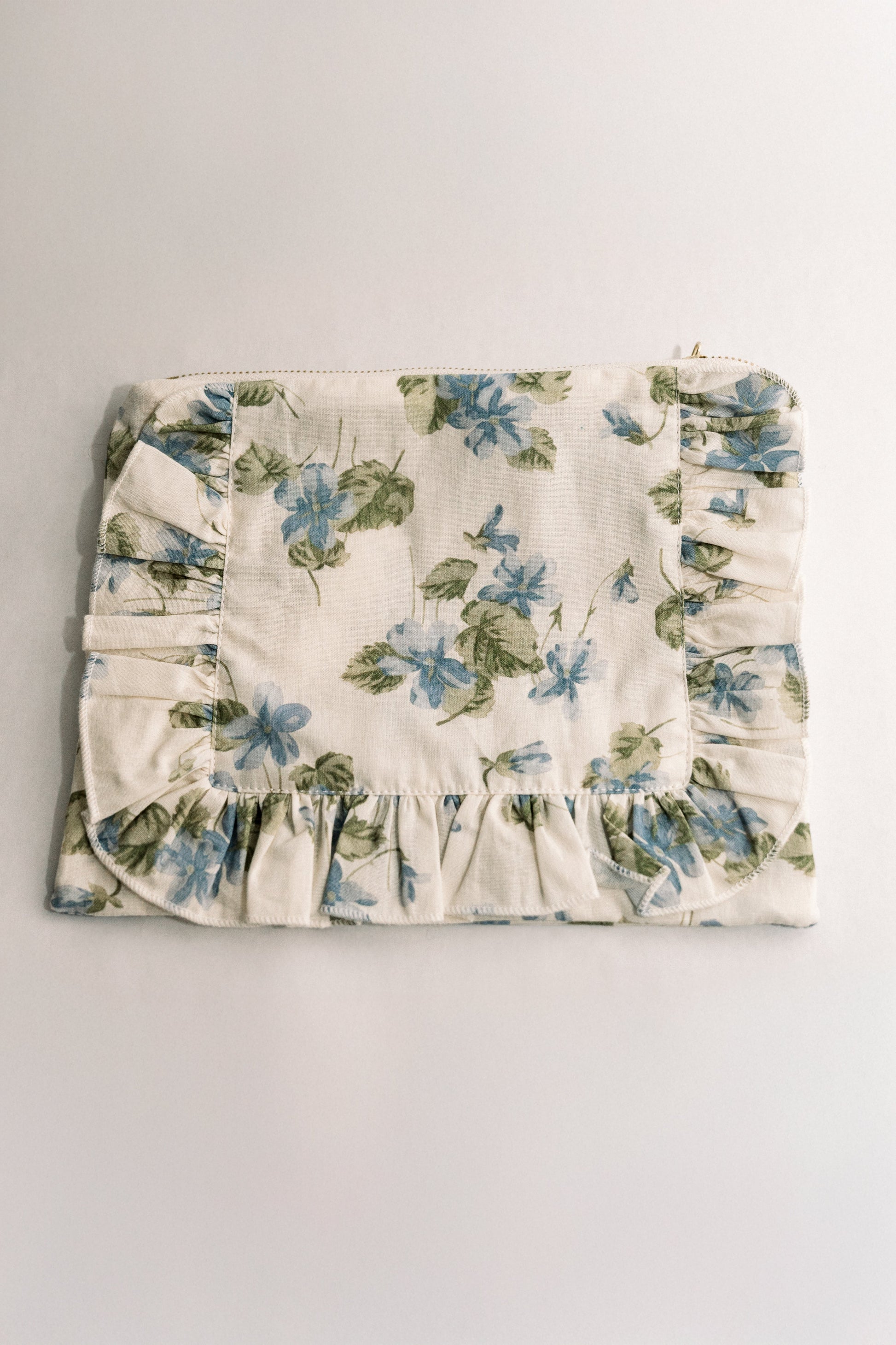 Vintage-Inspired Floral Pouch- Fleurs bleues