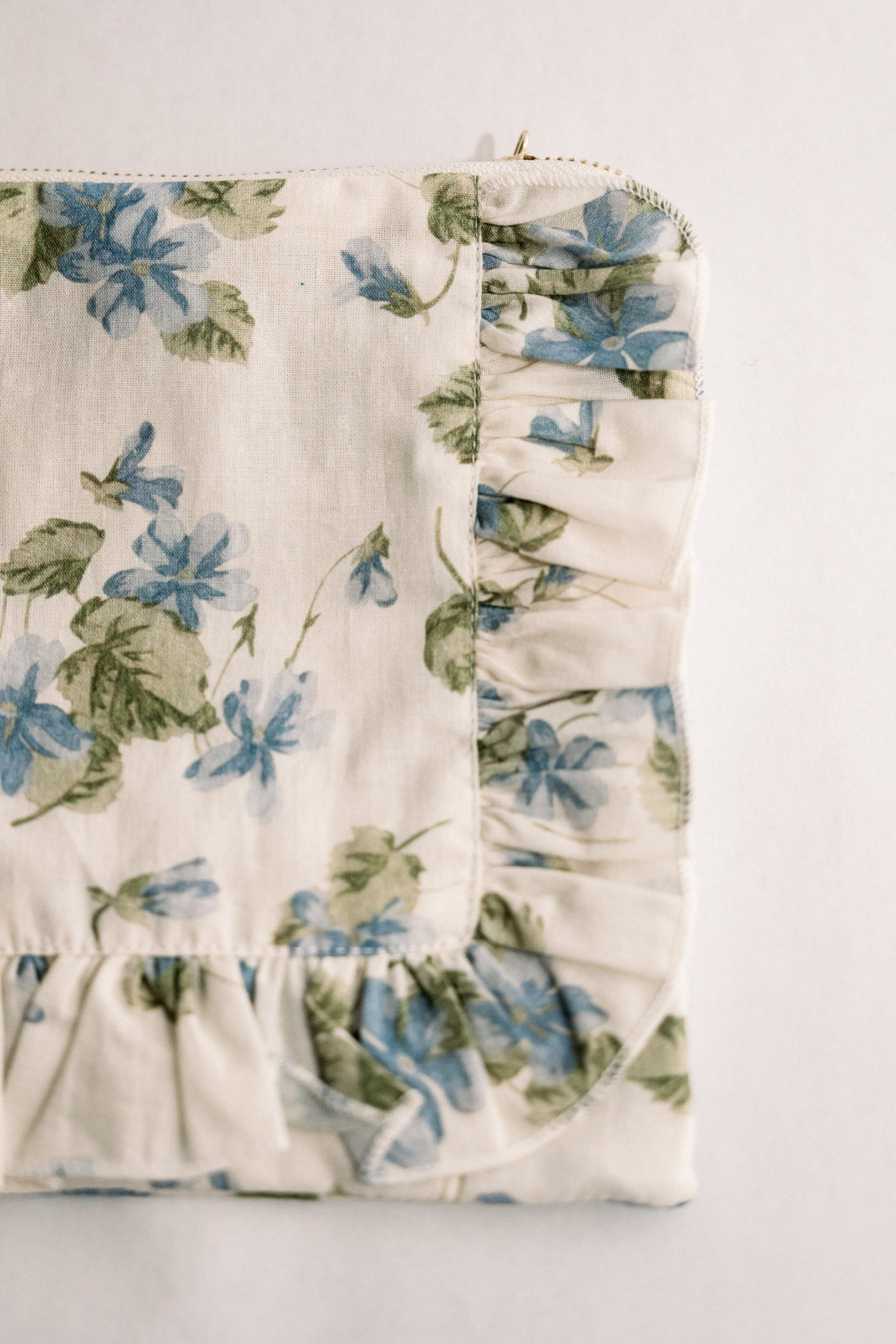Vintage-Inspired Floral Pouch- Fleurs bleues