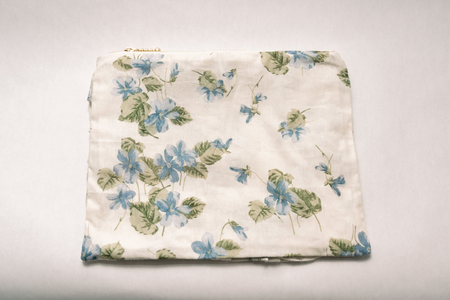 Vintage-Inspired Floral Pouch- Fleurs bleues