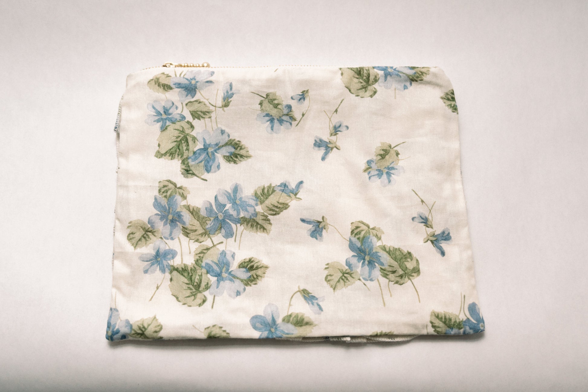 Vintage-Inspired Floral Pouch- Fleurs bleues