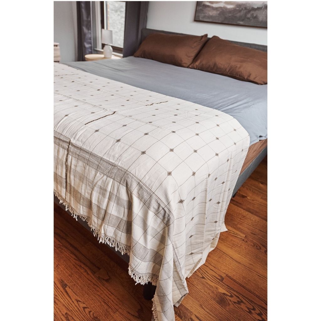 Mool Handwoven Artisanal King Size Organic Cotton Bedspread In Black & Off White