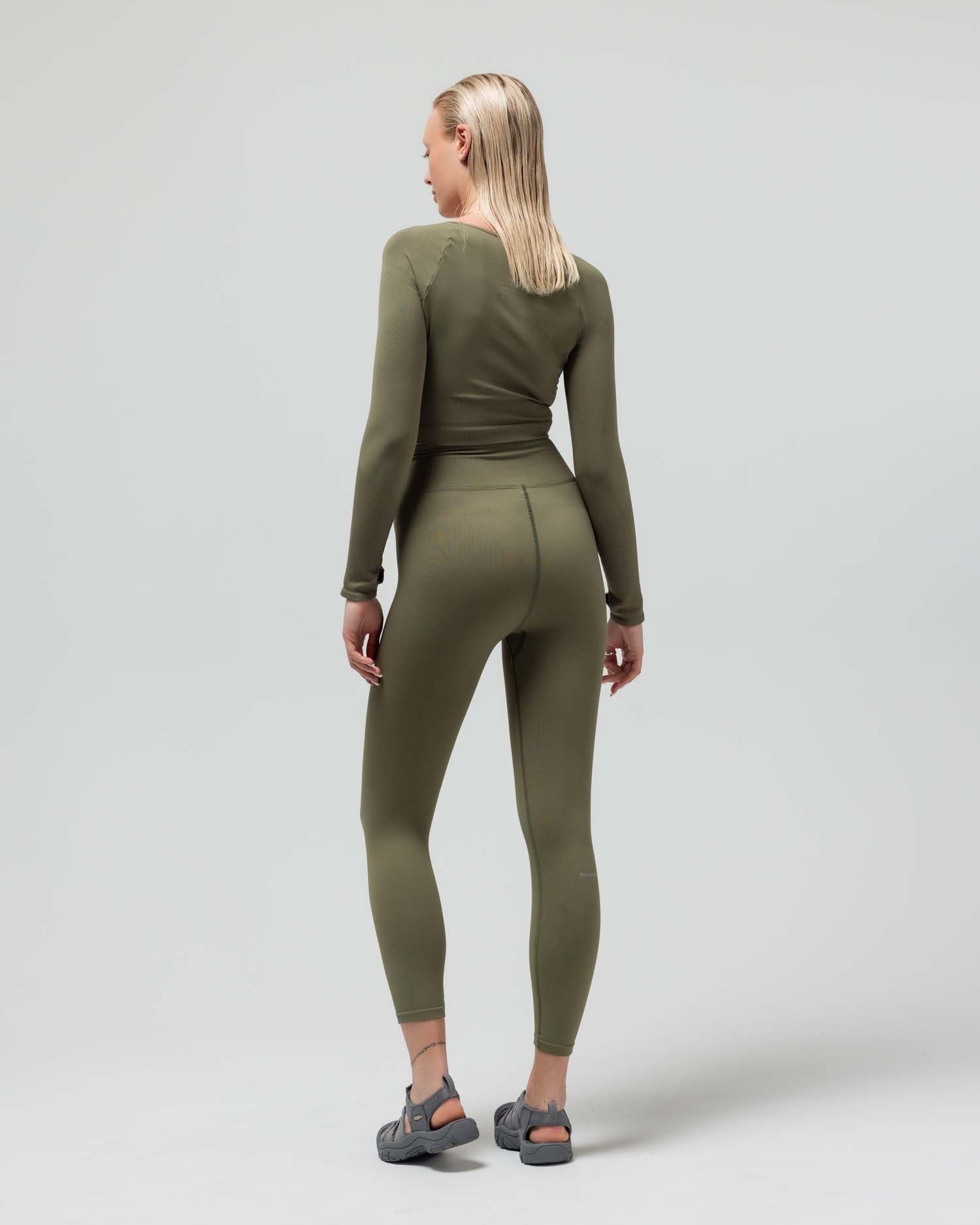 THE V-NECK LONG SLEEVE CROP TOP