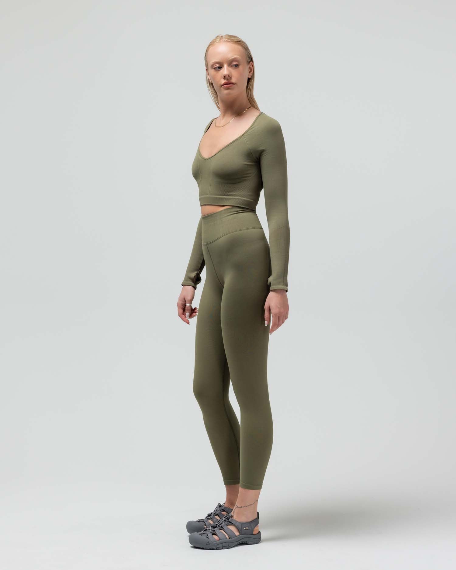 THE V-NECK LONG SLEEVE CROP TOP