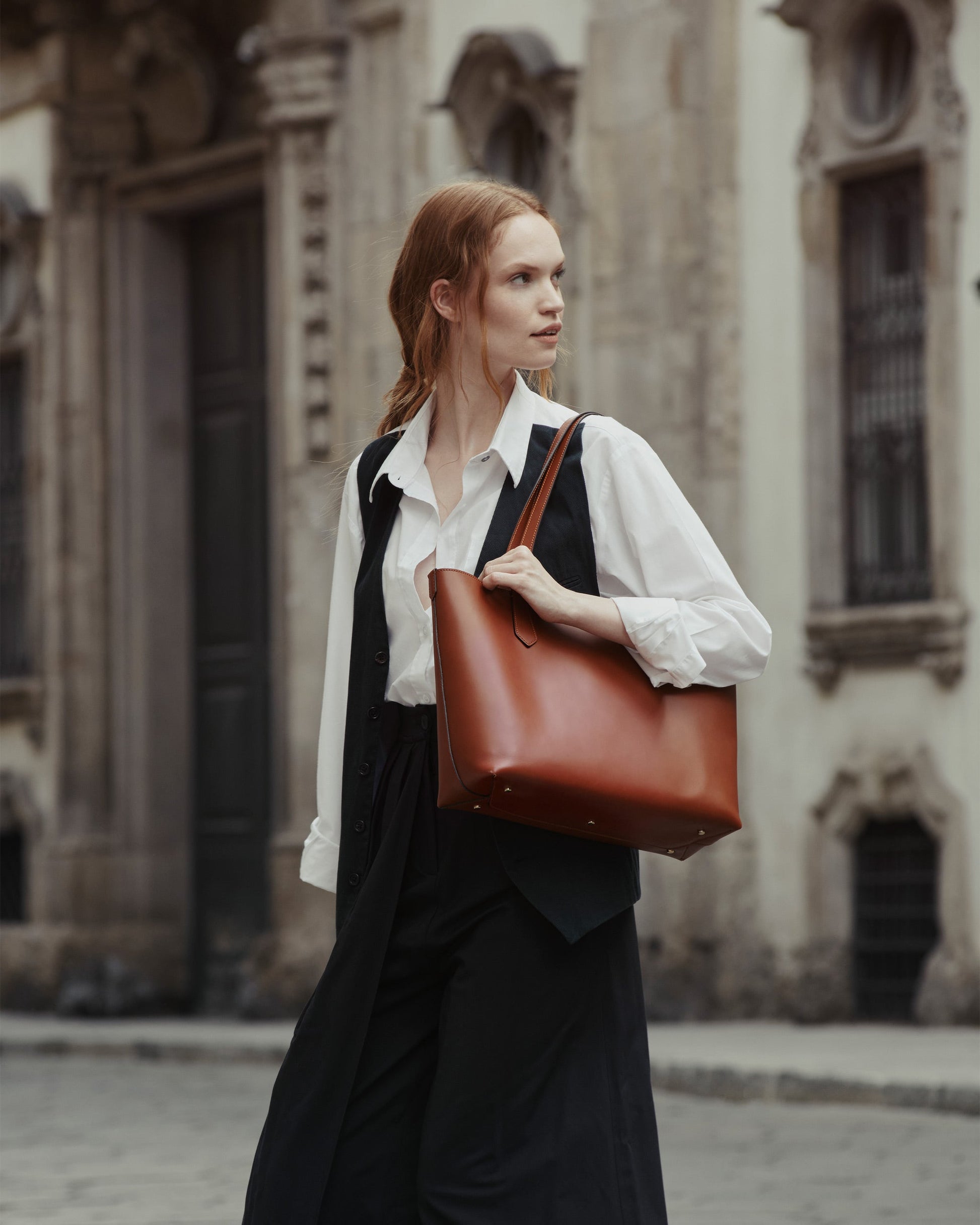 Elba medium size structured tote in vegetable-tanned leather