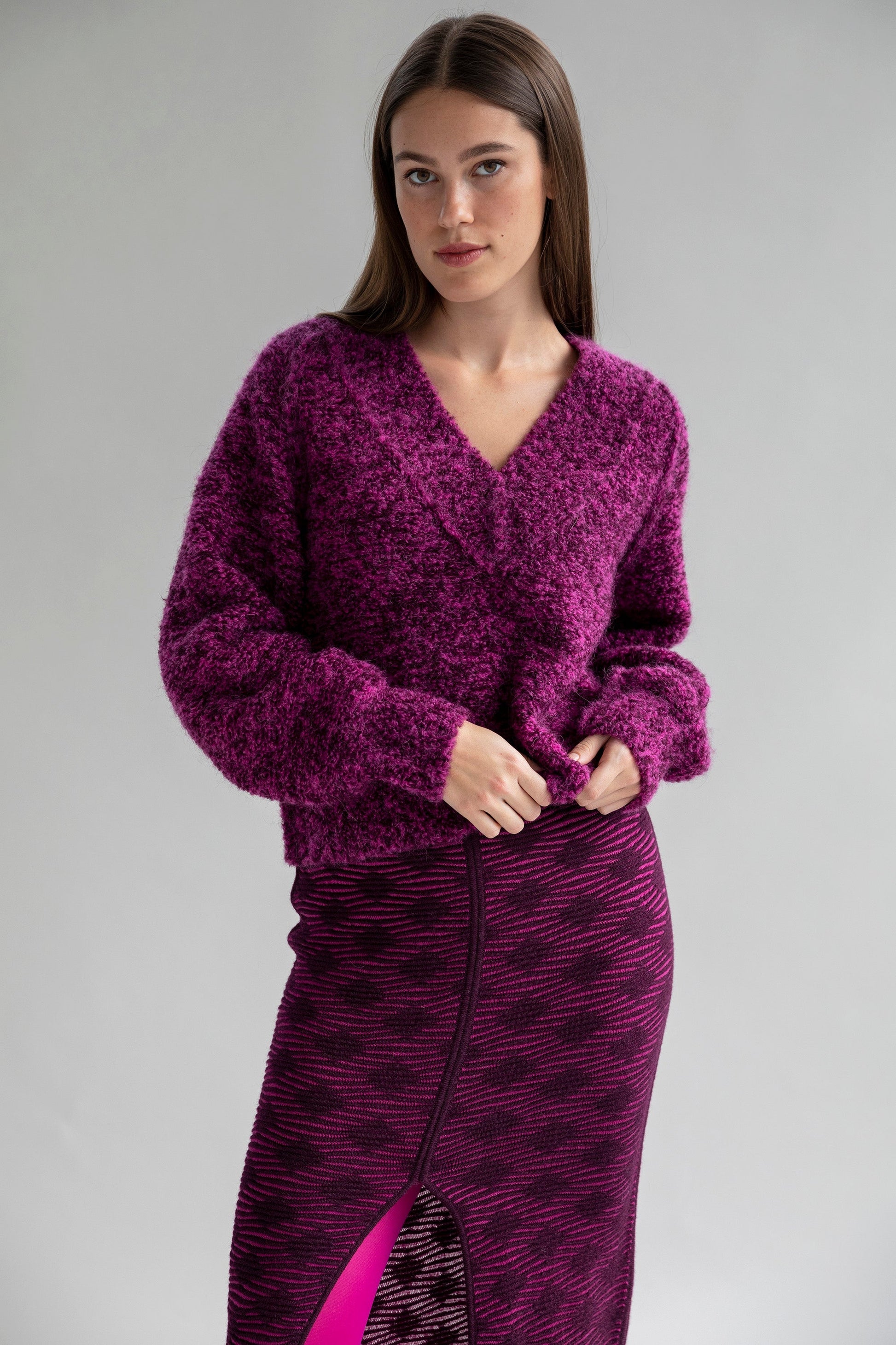 V NECK BOUCLE PULLOVER - FUCHSIA AUBERGINE