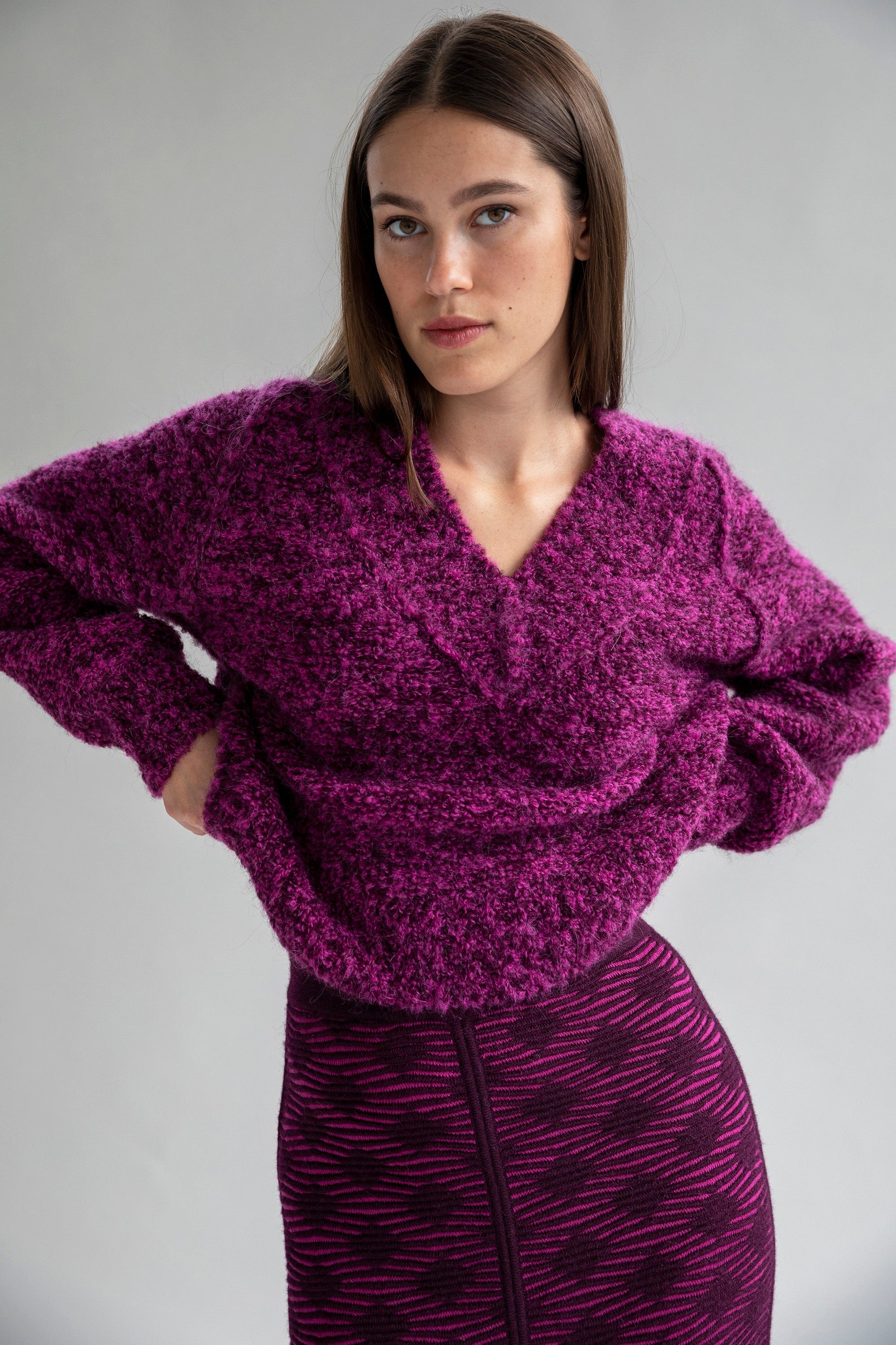 V NECK BOUCLE PULLOVER - FUCHSIA AUBERGINE