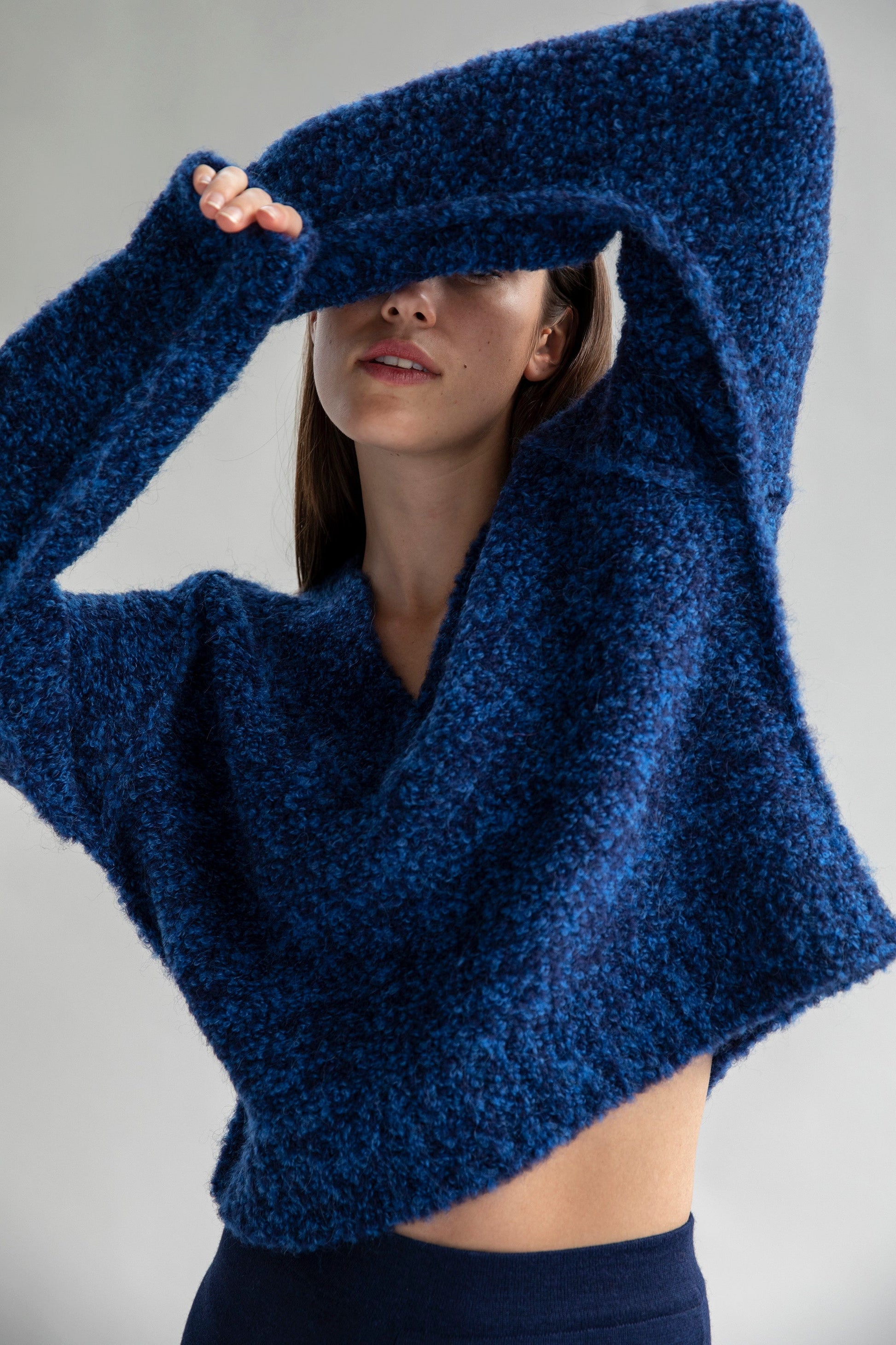 V NECK BOUCLE PULLOVER - SKY NAVY