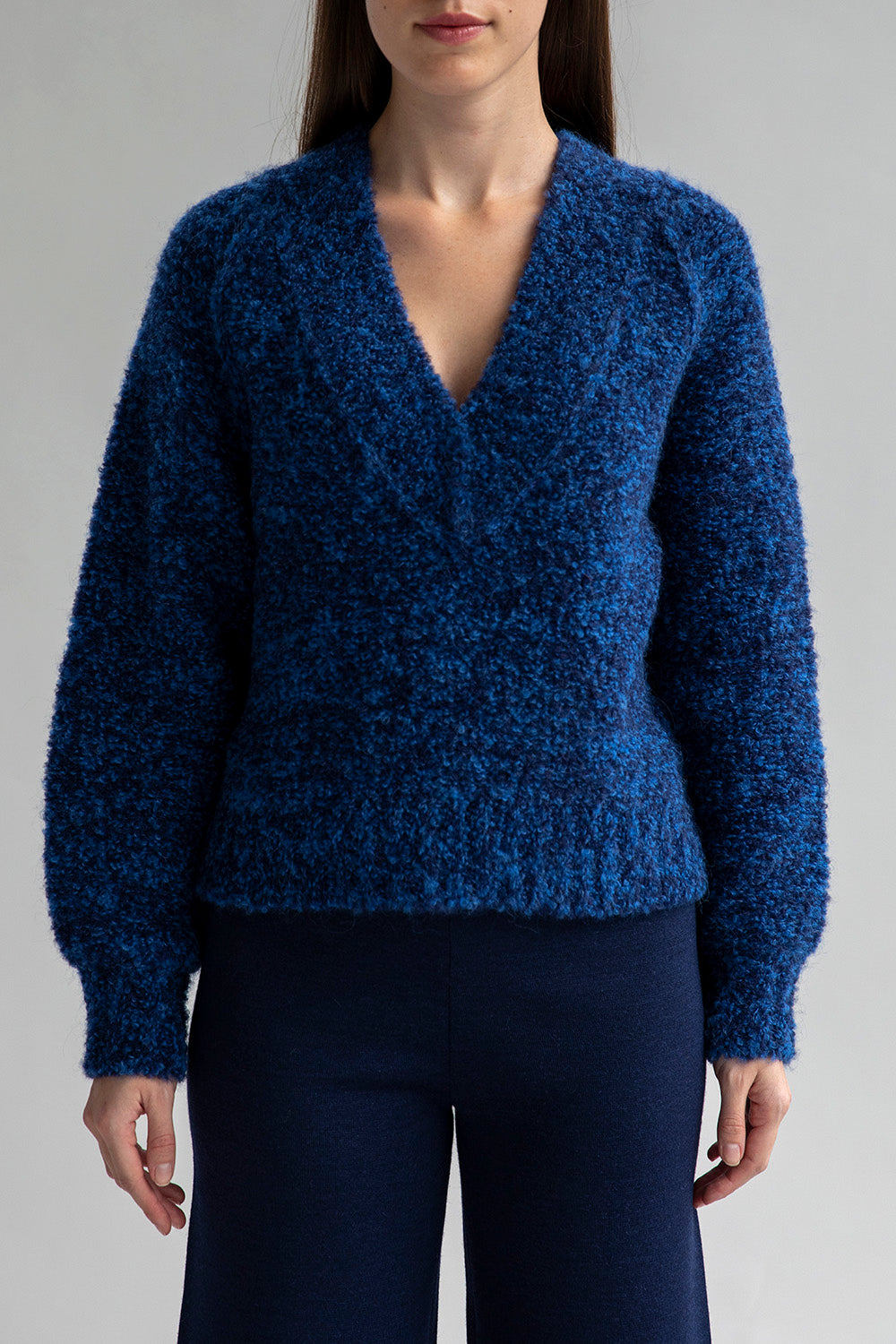 V NECK BOUCLE PULLOVER - SKY NAVY