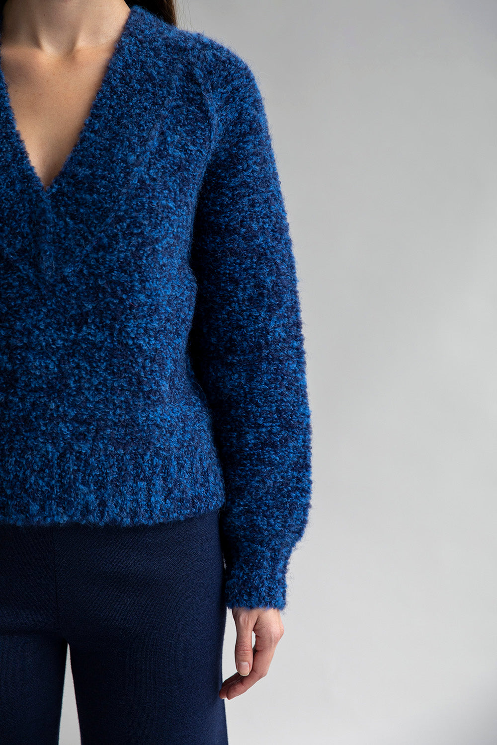 V NECK BOUCLE PULLOVER - SKY NAVY